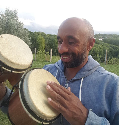 Sebastien Lafargues, accompagnateur pendant l'atelier musique
